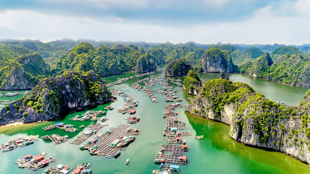 Exploring Halong Bay’s Floating Villages: A Glimpse into Local Fishermen’s Lives